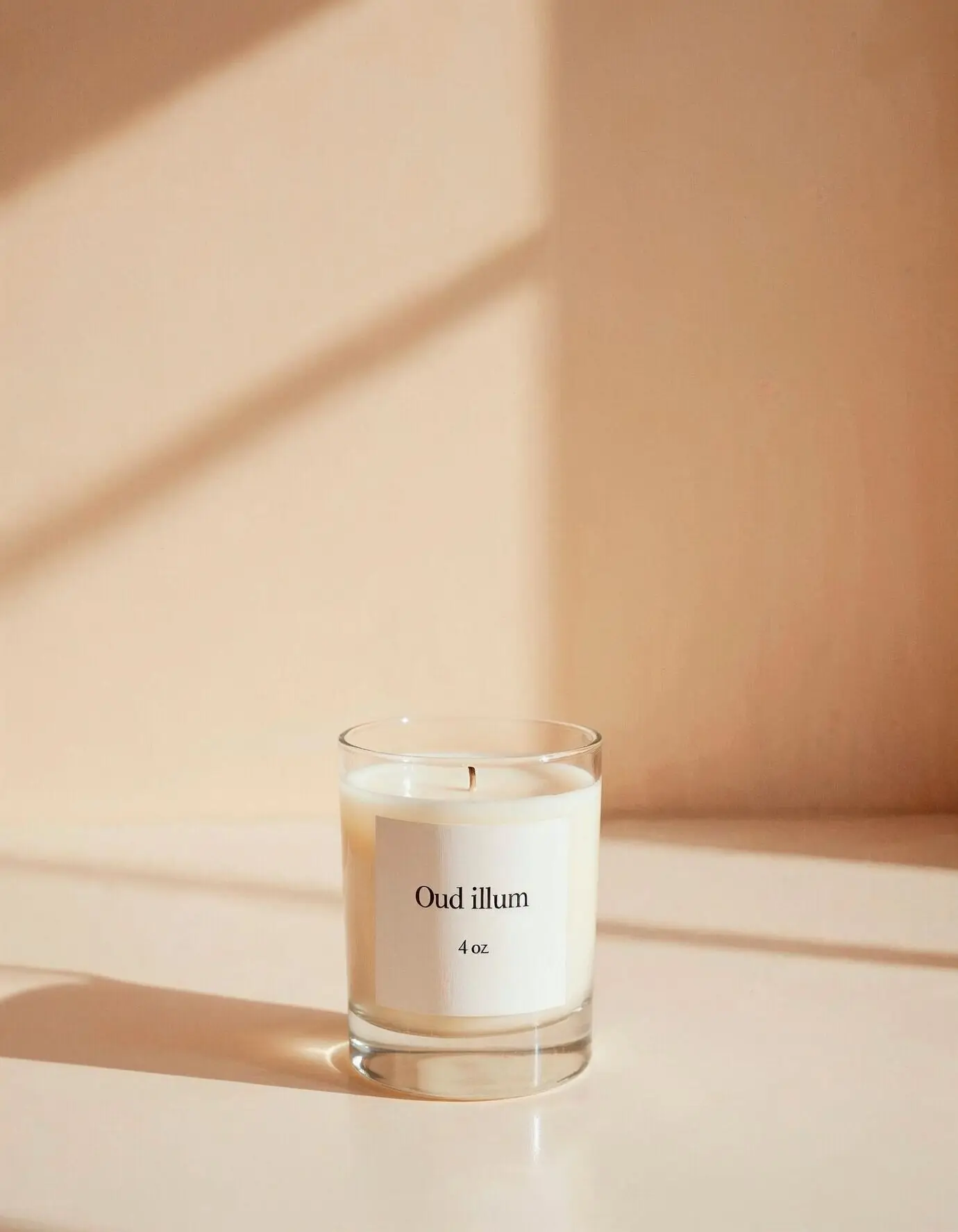 Kerze mit sanfter natürlicher Beleuchtung